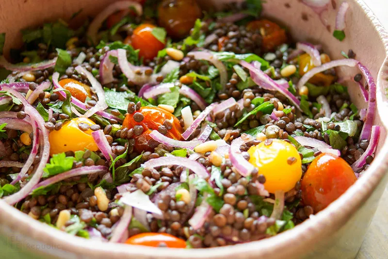 Linsensalat mit Ofentomaten