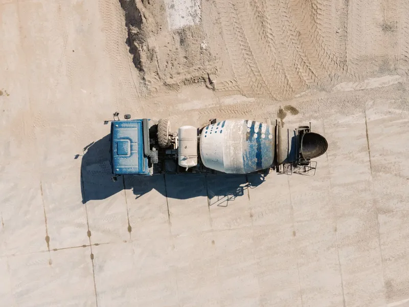 Betonvloer storten op zand: wat je moet weten voordat de betonwagen arriveert