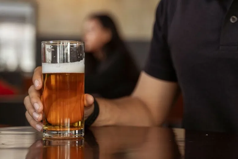 Alkohol und Libido: Die Auswirkungen auf den Sexualtrieb von Männern verstehen