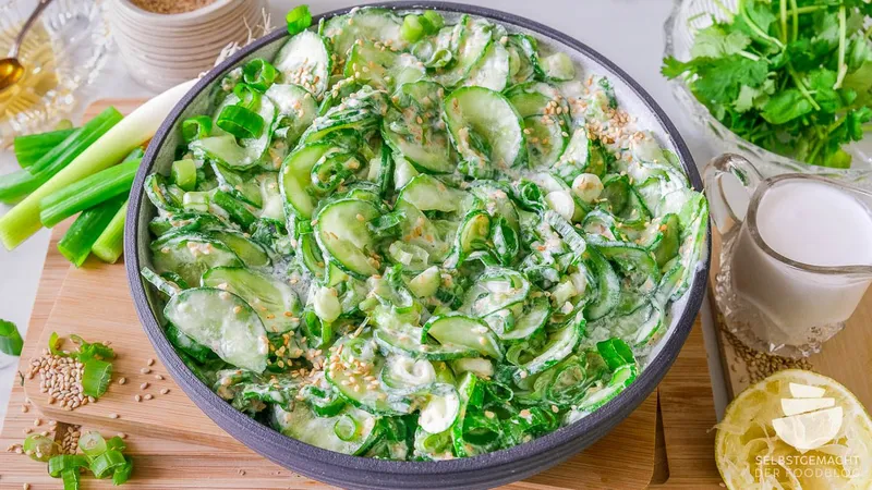 Gurkensalat mit saurer Sahne