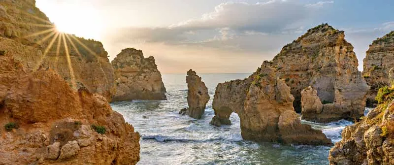Algarve Sehenswürdigkeiten: Traumstrände, schroffe Klippen und weltbekannte Surf-Spots