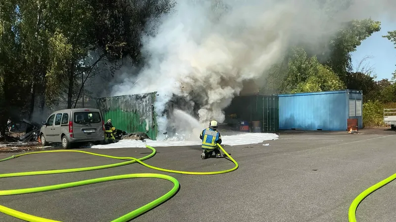Brand zweier Überseecontainer