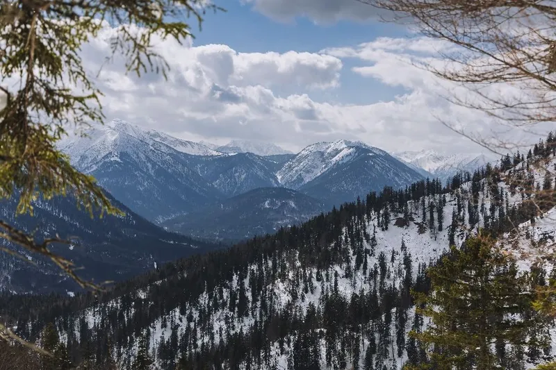 Winterwanderung zur Hochalm am Sylvensteinspeicher: Route, Tipps & Panorama