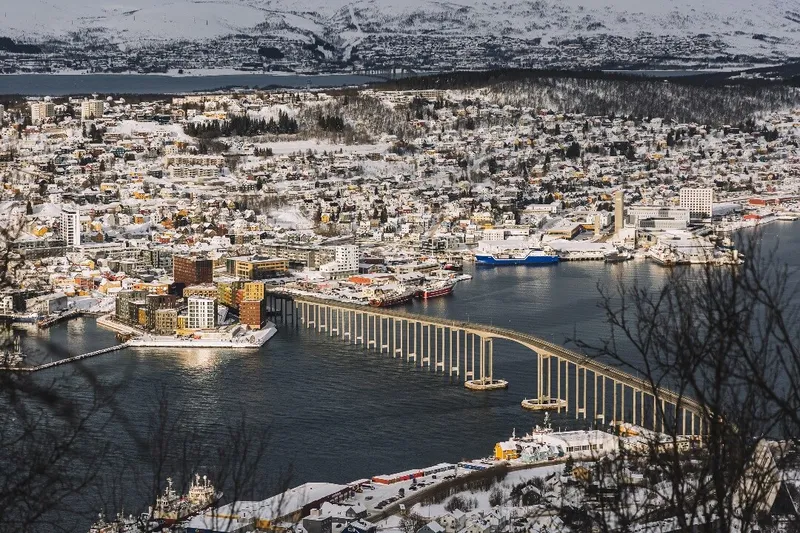 Tromsø-Reiseguide: Nordlichter, Aktivitäten & die schönsten Sehenswürdigkeiten in Norwegen
