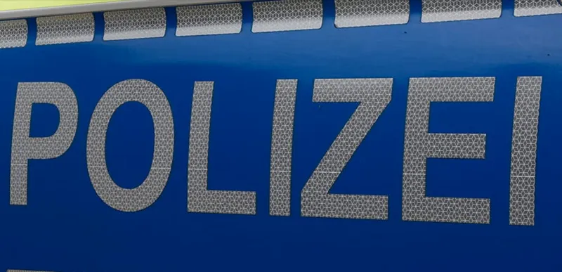 Pkw kommt von der Fahrbahn ab und verunfallt im Wald
