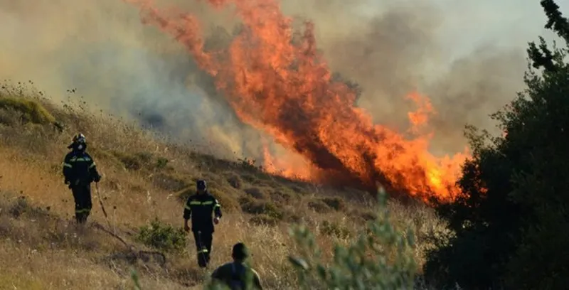 Unglaublich! Das Feuer im Bezirk Rethymno ist von Paleochora aus sichtbar.
