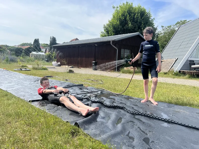 Wasserrutsche bauen – 4 Ideen für den Garten