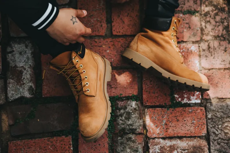 Werkschoenen kiezen voor de bouw zonder natte voeten en uitglijders