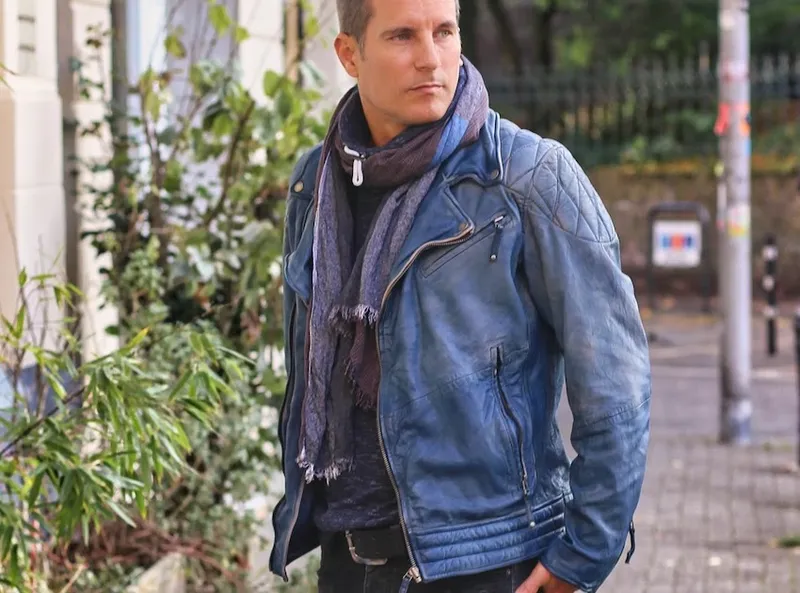 Streetstyle für Männer - Blaue Bikerjacke, schwarze Jeans & Biker Boots