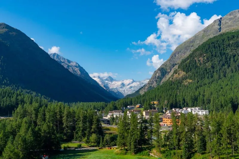 Schweizer Alpen: Sommer- & Winteraktivitäten das ganze Jahr