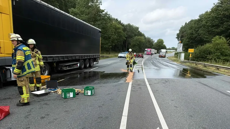 Aufgerissener LKW-Tank sorgt für Vollsperrung und Dieselaustritt