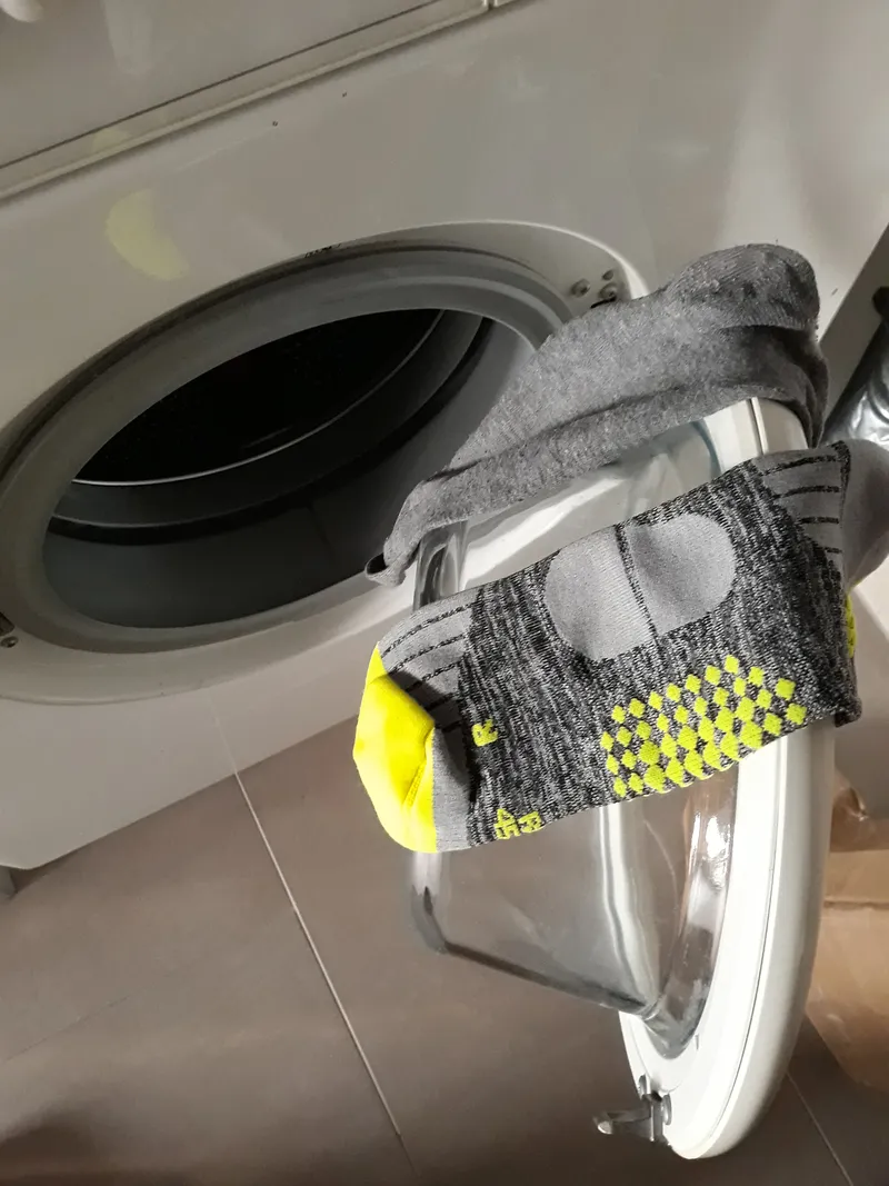 Immer wieder taucht diese Frage auf: „Warum verschwinden Socken in der Waschmaschine und wohin?“ Hier noch einmal die vermutliche Lösung. Es ist und bleibt ein Phänomen: Einzelne Socken verschwinden auf mysteriöse Weise in der Waschmaschine. Aber warum? Zwei britische Forscher konnten das Rätsel endlich lösen.