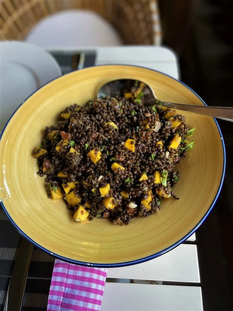 Linsen-Dattel-Salat mit Mango und Koriander