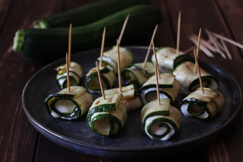 Rezept: Zucchiniröllchen mit veganer Fetacreme