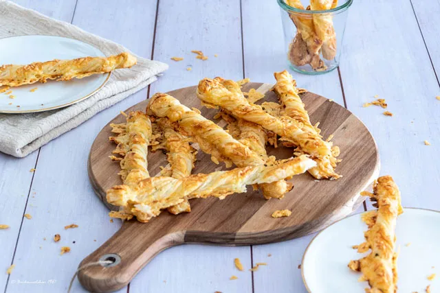 Einfache Blätterteig-Käsestangen mit Kräuterbutter
