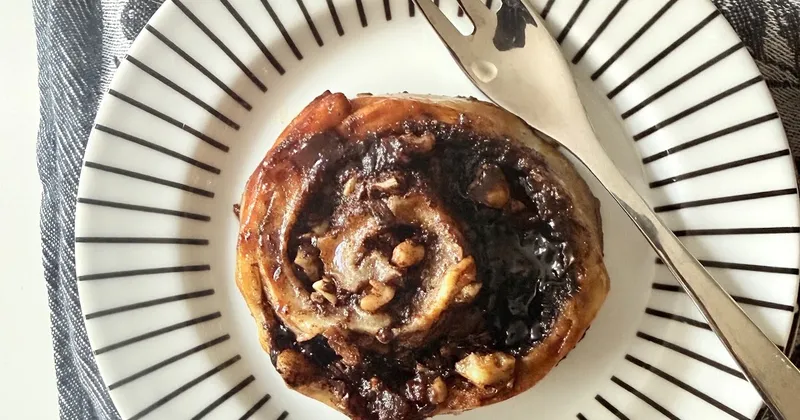 Synchronbacken Mai 2026: Pretzel Buns, süßes Laugengebäck mit Schokolade und Walnuss