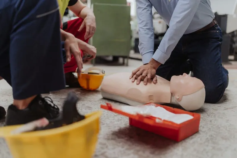 Defibrillator im Sportumfeld: So bist du bei Notfällen wirklich vorbereitet