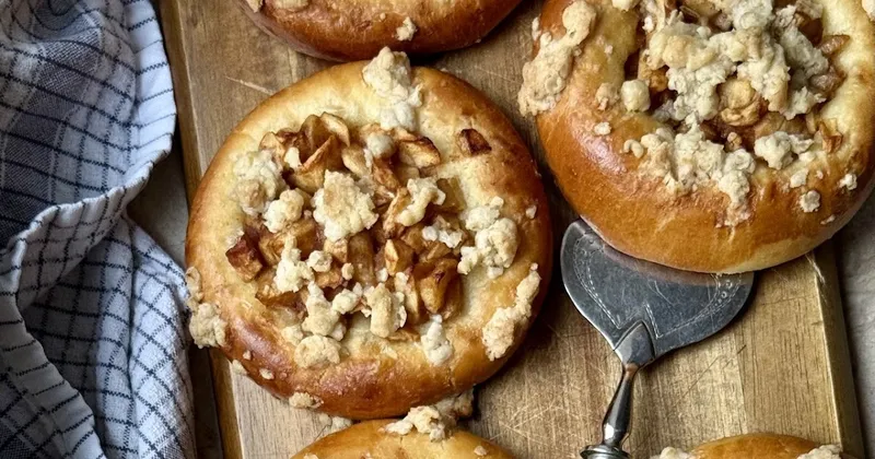Synchronbacken Januar 2026: Bestes Hefegebäck mit Apfel-Streusel Kolatschen