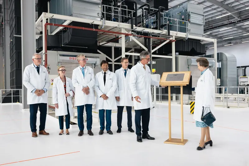 Königlicher Besuch in Bentleys „Dream Factory“