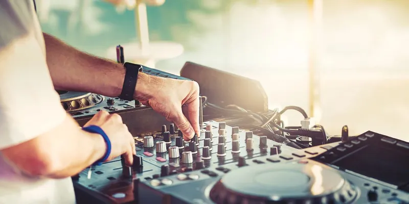 OkSoberfest Berlin 2026 - DJ Tomekk scratcht alkoholfrei