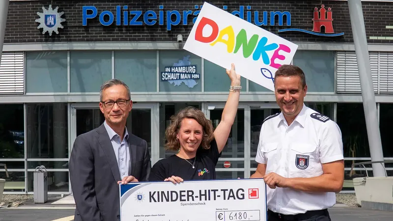 Kinder-HIT-Tag: Spendenscheck von Polizei und Feuerwehr
