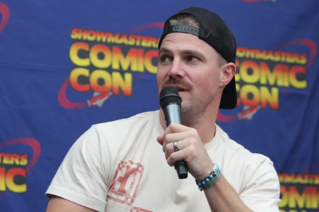 Baywatch-Reboot mit Arrow-Star Stephen Amell kommt zu Prime Video