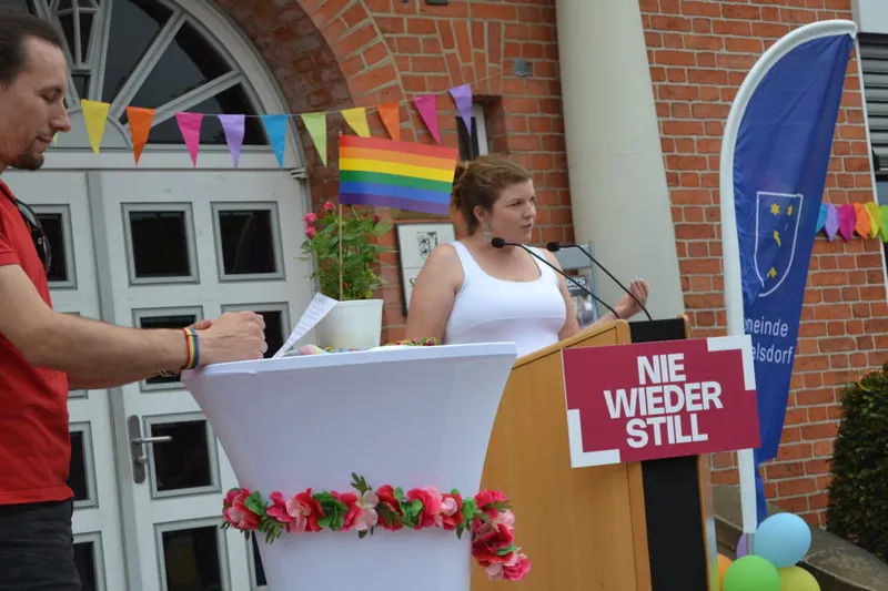 Regenbogenflaggen vor dem Stockelsdorfer Rathaus: Gemeinsam Zeichen für Vielfalt und Solidarität