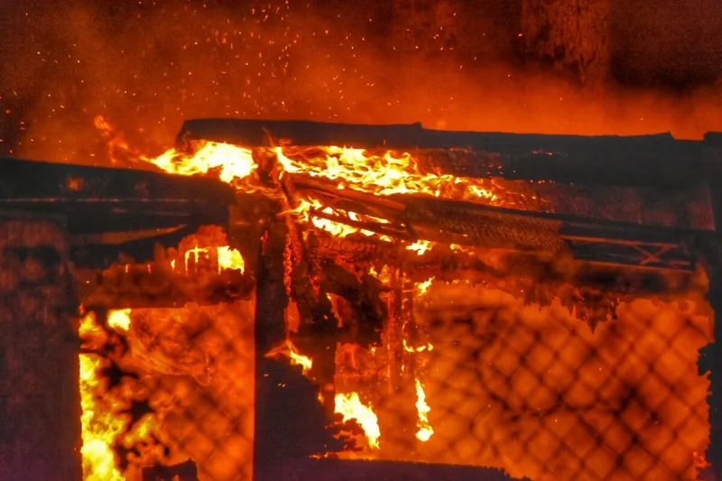 Grünflächenbrand greift auf Fahrzeug über