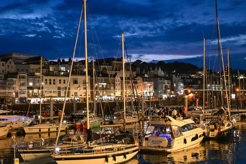 Kanalinsel Guernsey – grün-blaue Schönheit zwischen England und Frankreich
