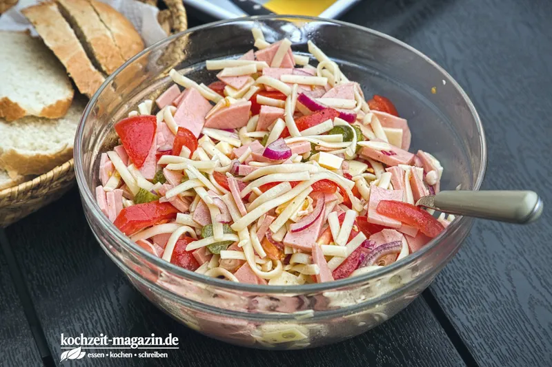 Nudel Wurst Salat, entstanden aus der RUMFORT Methode, heute ein beliebtes Rezept