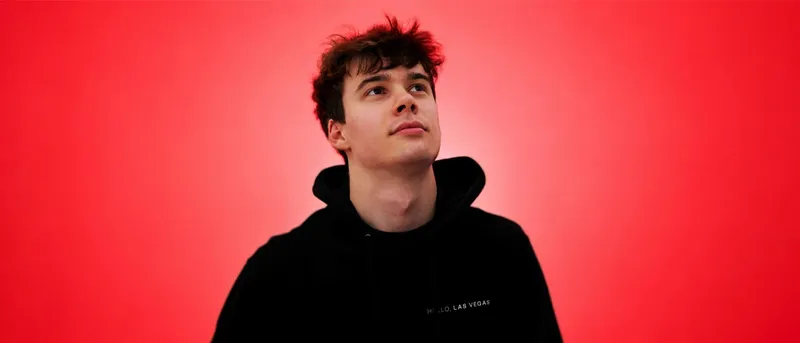 Julian Kite debütiert mit emotionalem Dance-Pop-Sound Worlds