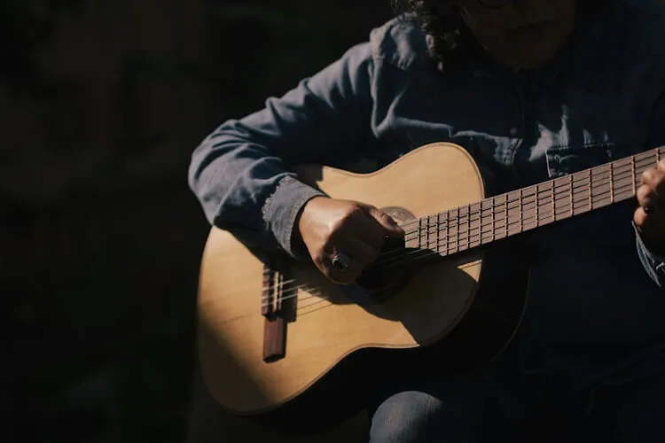 Vom Holz zum Klang: Das Kunsthandwerk des spanischen Gitarrenbaus