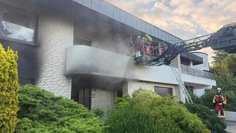 Zwei Personen bei Wohnungsbrand von Balkon gerettet