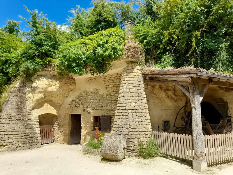 Höhlendörfer in Frankreich: Louresse-Rochemenier