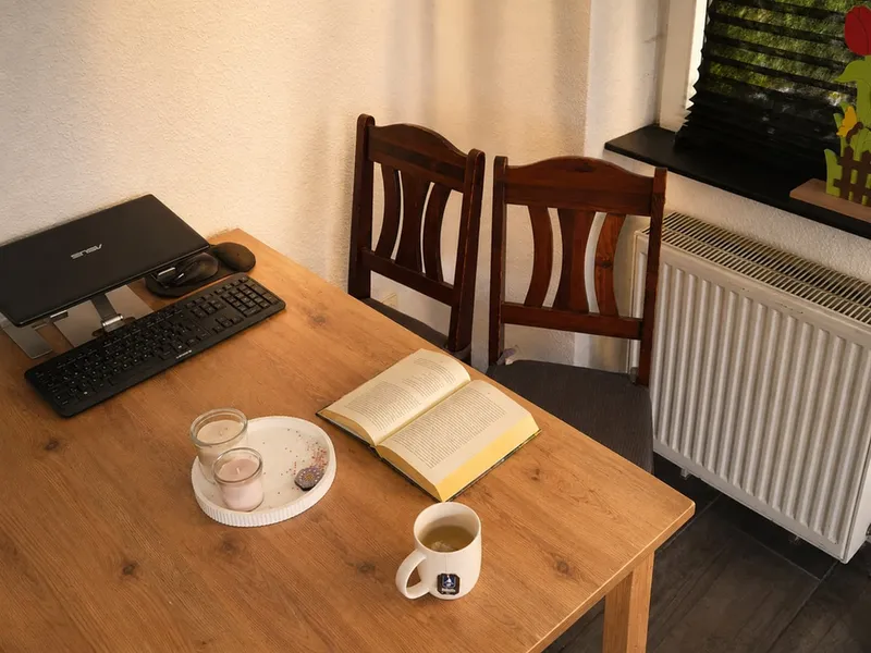 Vom Homeoffice in den Feierabend: Wie ein kurzes Abschlussritual die mentale Erholung unterstützen kann
