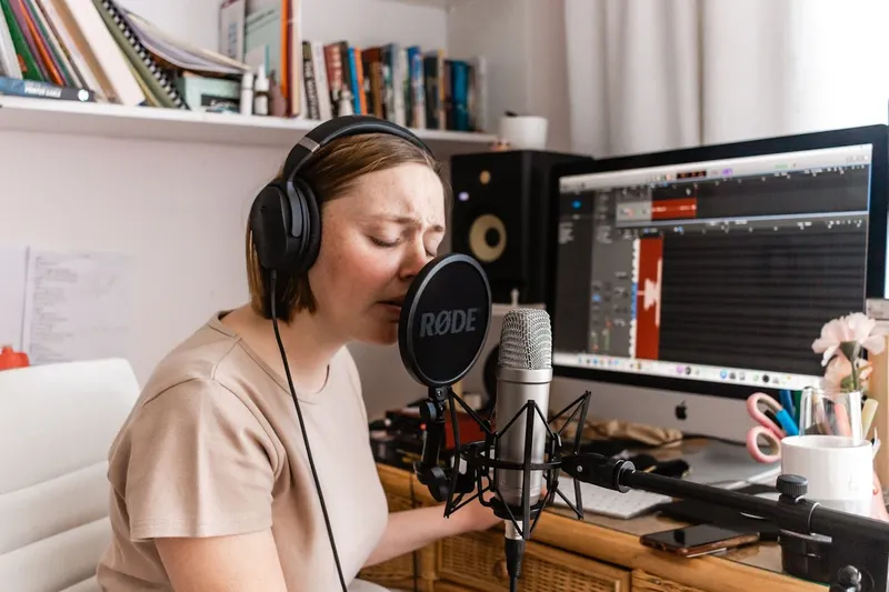 Queen of Alternative-Pop – was Verkaufs- und Streamingzahlen über Gracie Abrams’ Erfolg aussagen