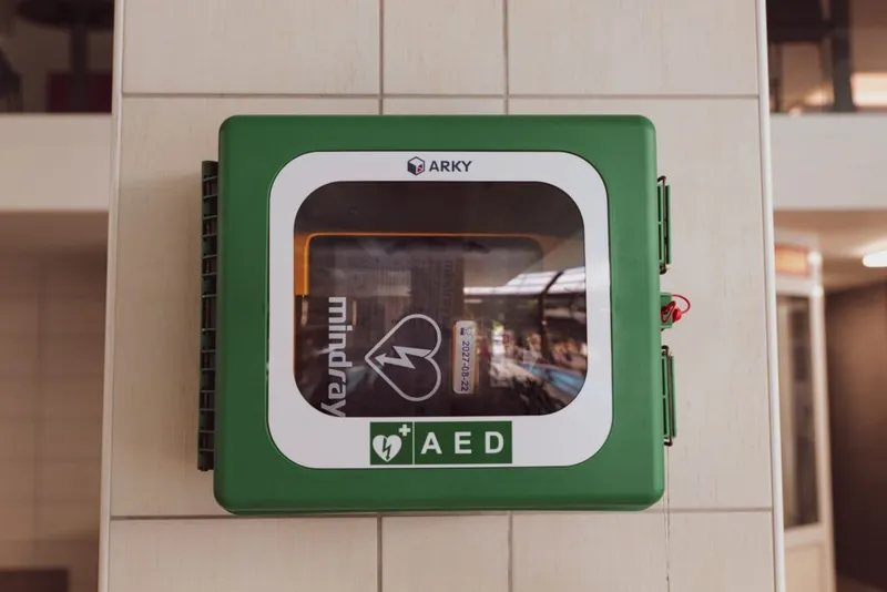Een AED op de sportclub: waarom elke vereniging er één zou moeten hebben