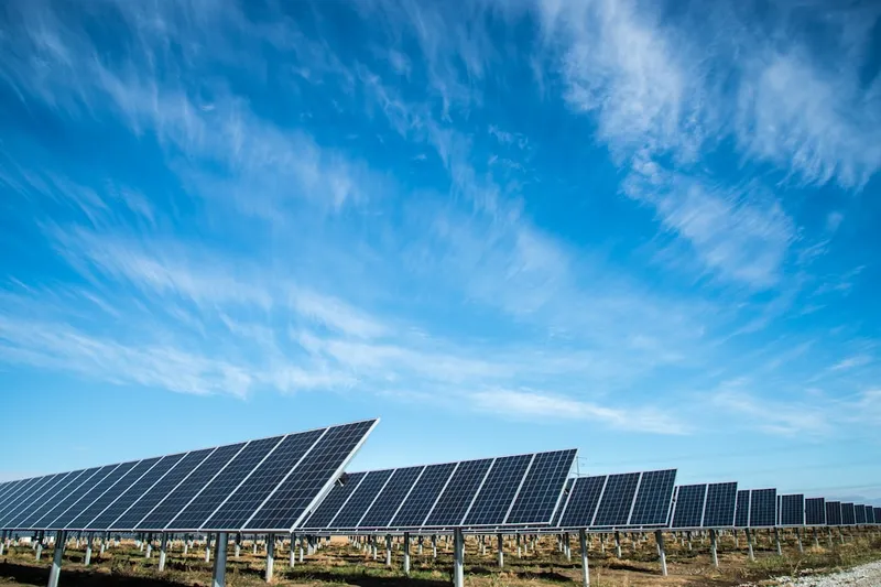 Zonnepanelen schoonmaken: zo doe je het goed en veilig