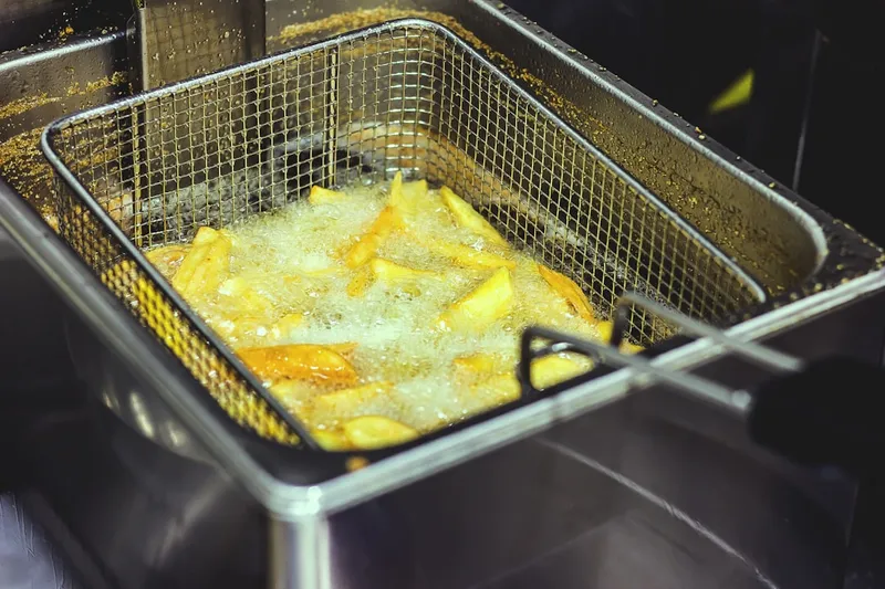 Frituurpan schoonmaken: zo doe je het stap voor stap
