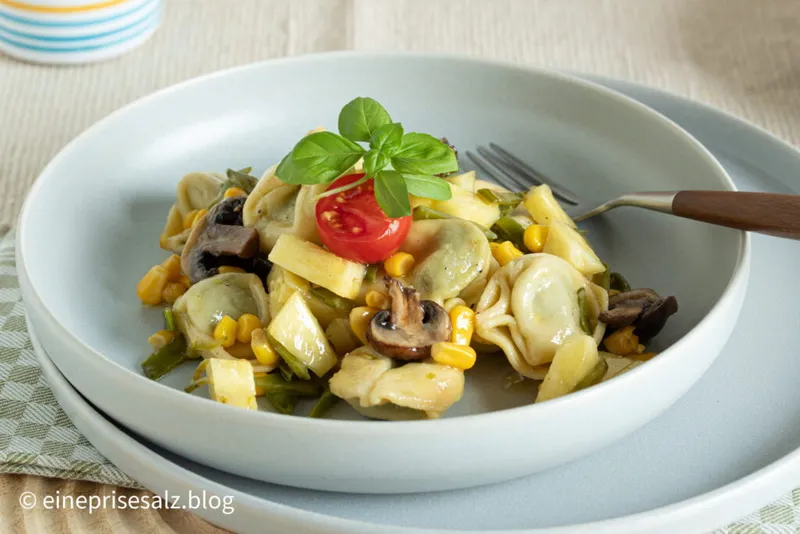 sommerlicher Tortellini Salat – ohne Mayonnaise