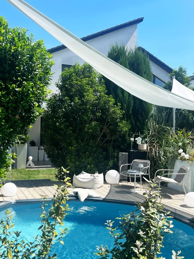 Elegante Ordnung am Pool – Wie ein schwarzes Outdoor-Sideboard Design und Funktion perfekt verbindet
