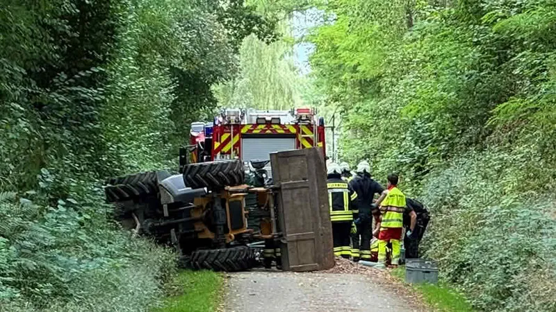 Person unter Radlader eingeklemmt