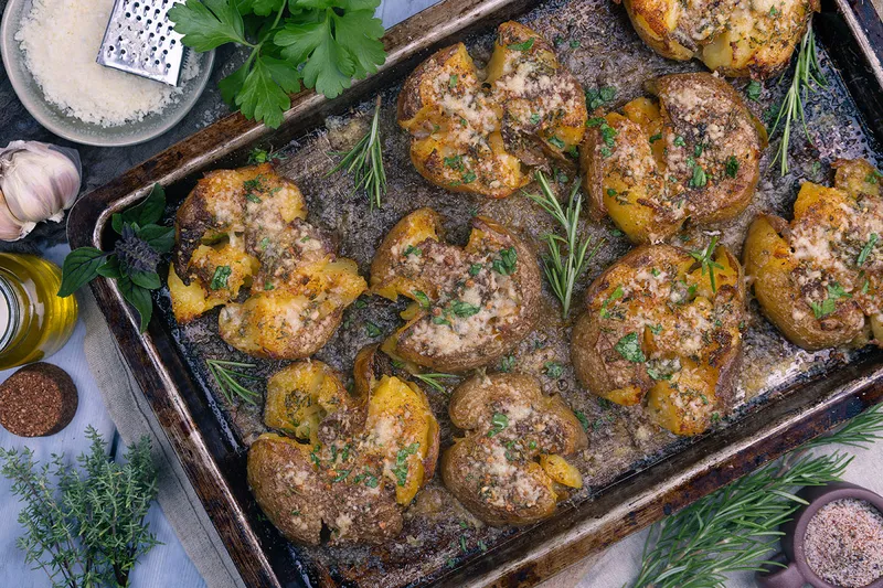 Smashed Potatoes aus dem Ofen – knusprig mit Parmesan & Kräuterbutter