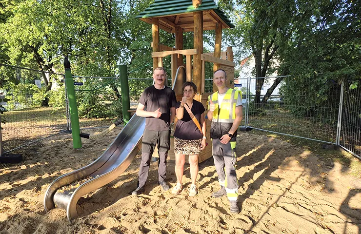 Neue Spielgeräte am Raabeweg und an der Uetzer Straße freigegeben