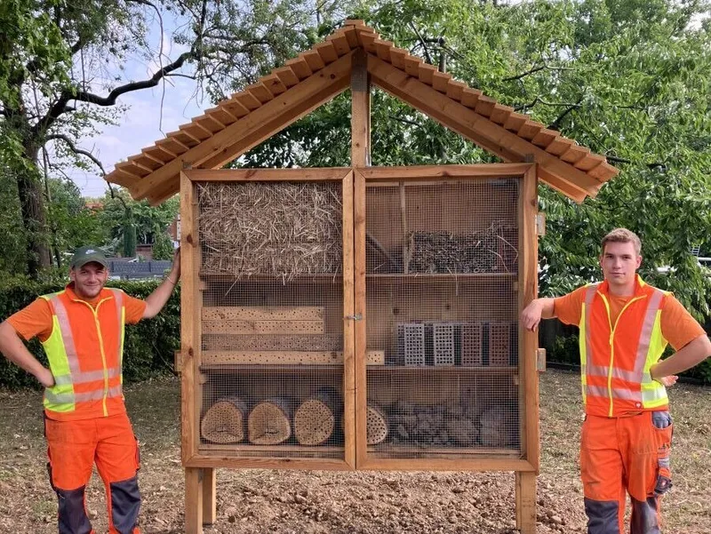 Auszubildende der Straßenmeisterei Wiesloch bauen Insektenhotel für mehr Artenvielfalt
