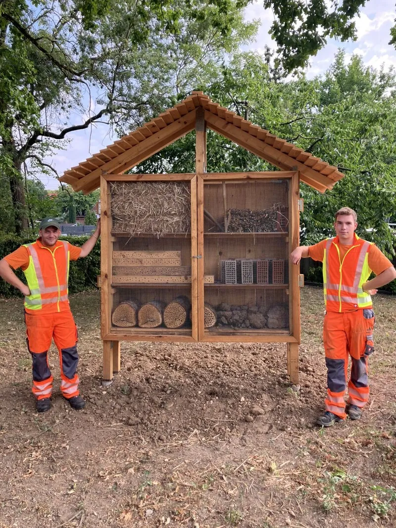 Auszubildende der Straßenmeisterei Wiesloch bauen Insektenhotel für mehr Artenvielfalt