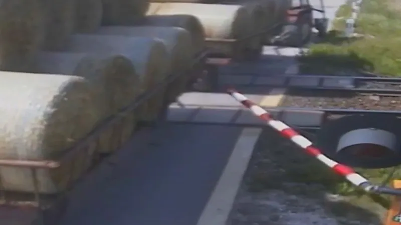 Video: Trotz Schranken aufs Gleis: Traktorfahrer mit Heuballen löst Zug-Crash in Polen aus