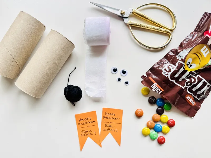 Halloween-Piñata basteln: Geist aus einer Klopapierrolle – einfache DIY-Idee für Kinder