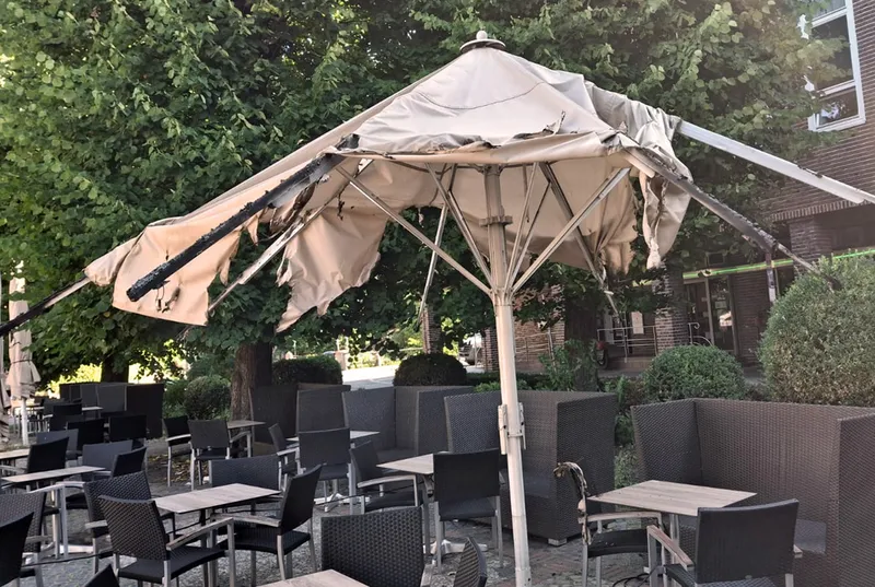 Feuer vor Café in der Bergedorfer Innenstadt – Sonnenschirme brennen!