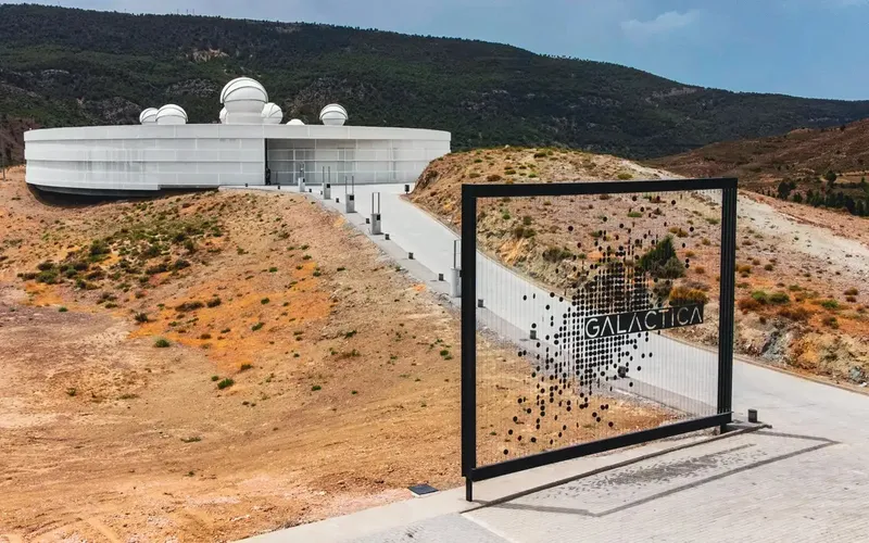 Arcos de las Salinas in de schijnwerpers tijdens de totale zonsverduistering